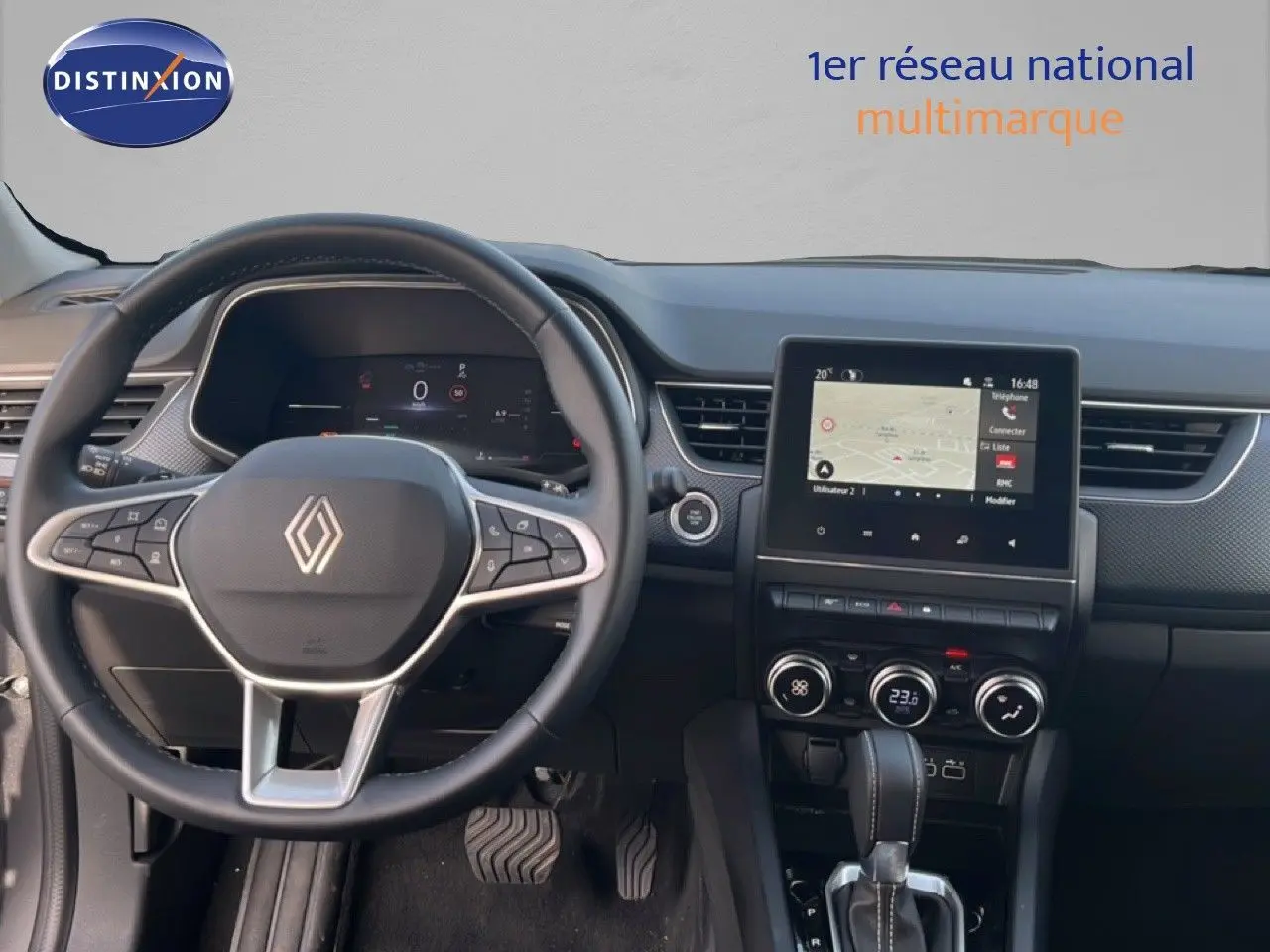 Vue intérieure frontale du tableau de bord et volant Renault Arkana 2025 avec écran tactile et commandes climatisation.