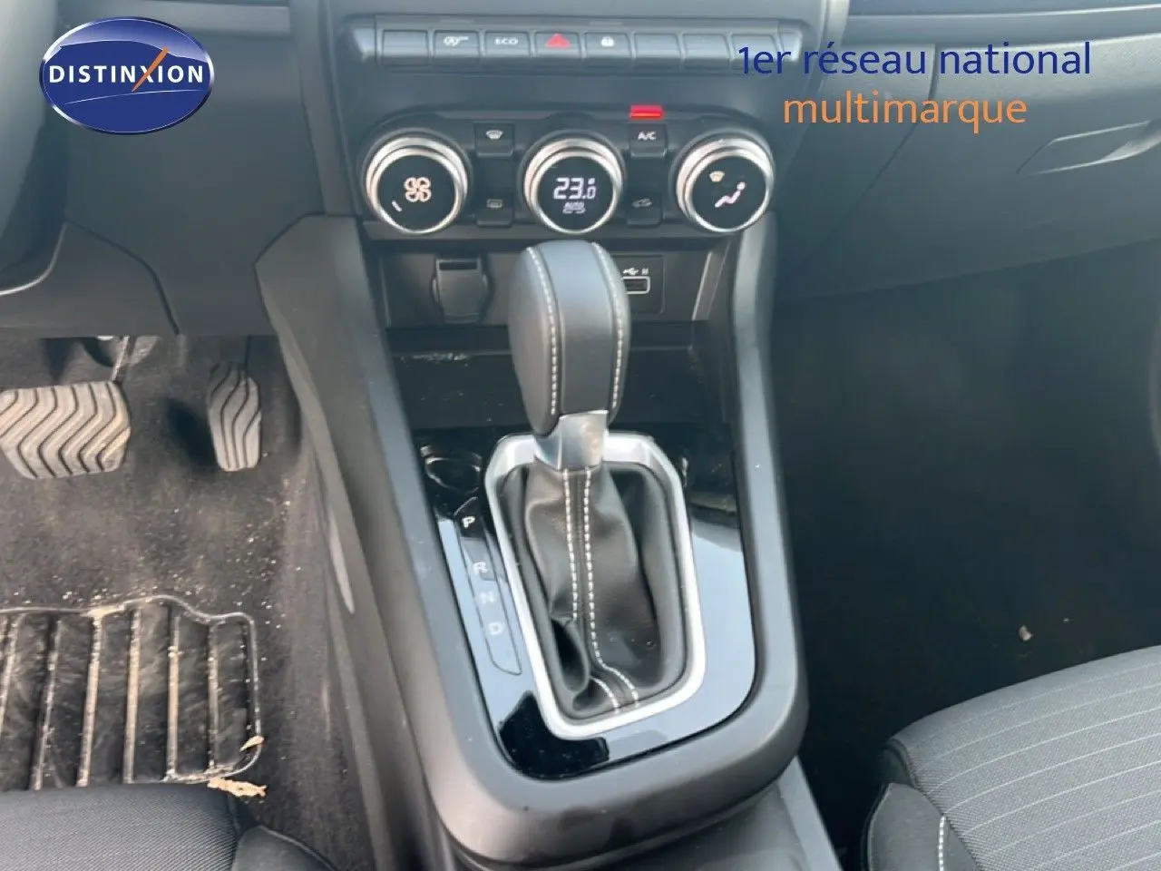 Vue rapprochée de la console centrale avec levier de vitesse automatique sur Renault Arkana gris satin métal, intérieur noir.