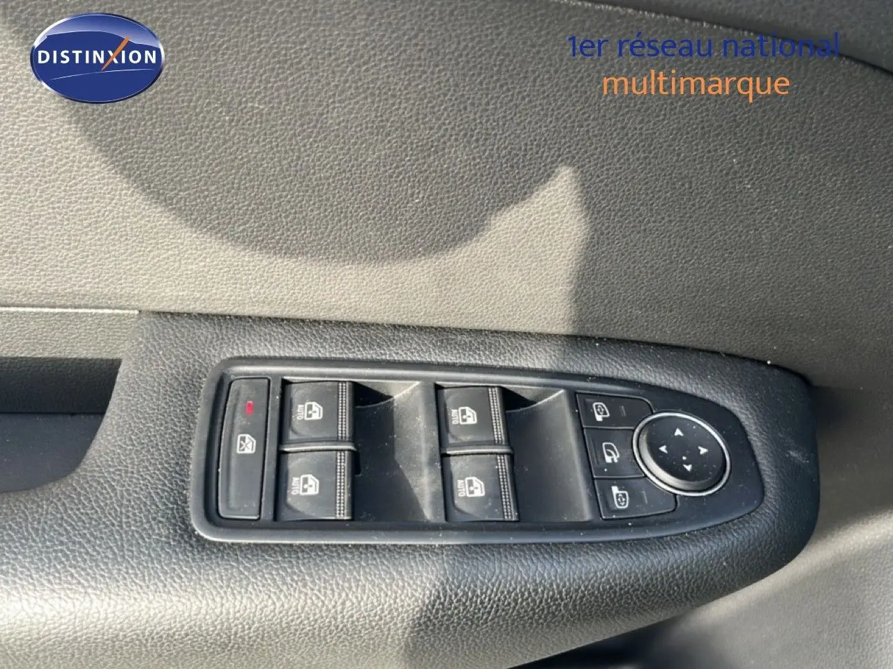 Détail des commandes des vitres et rétroviseurs côté gauche intérieur d’un Renault Arkana gris satin métal 2025.