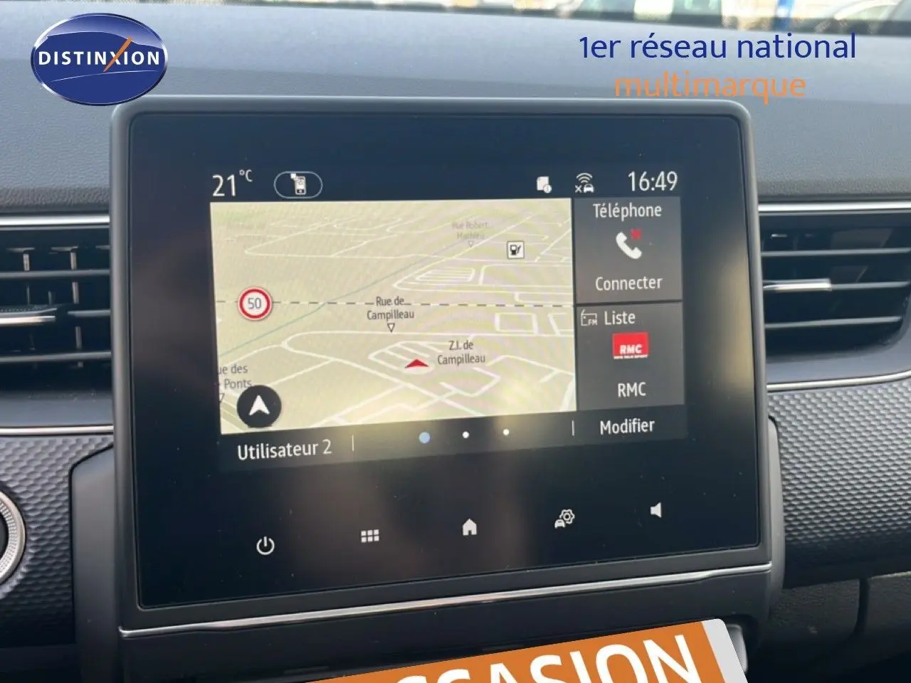Écran tactile central du tableau de bord du Renault Arkana 2025 affichant la navigation et les options multimédia.