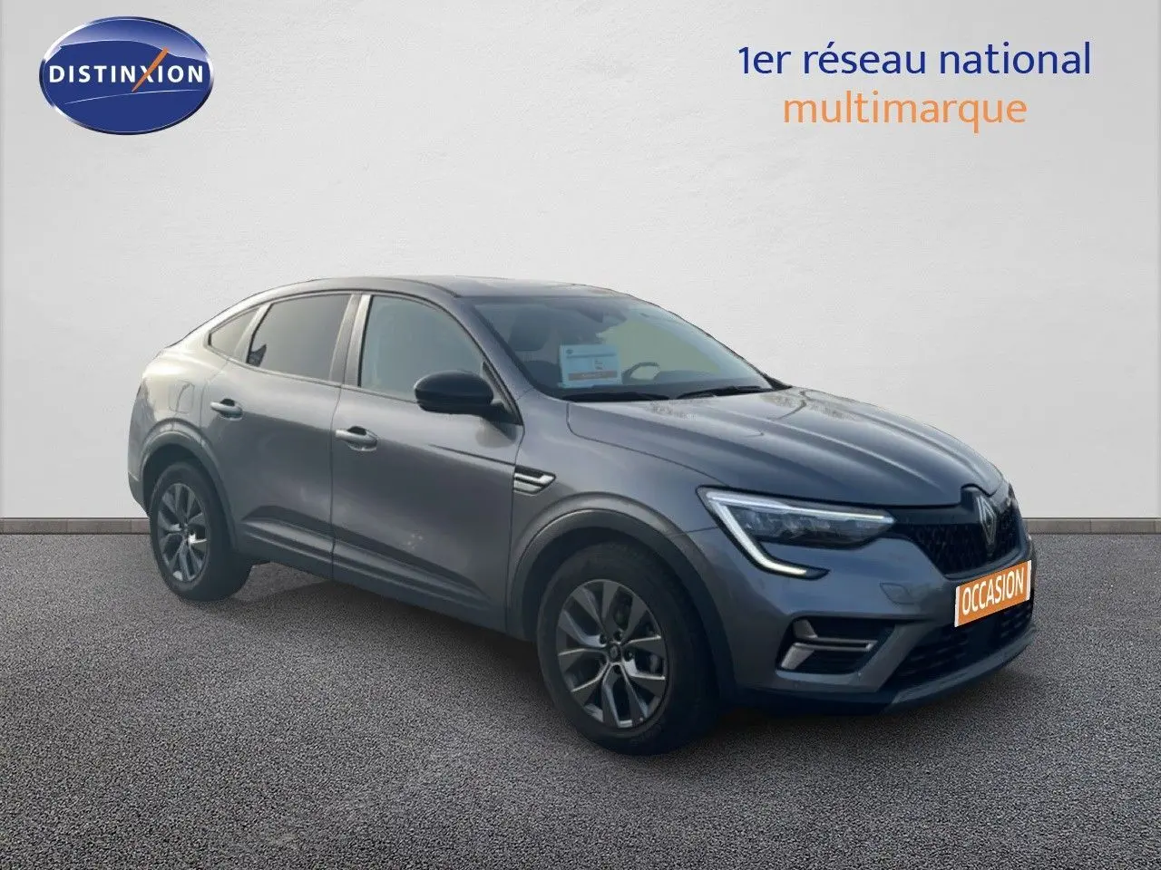 Vue 3/4 avant droit d'une Renault Arkana gris satin métal, SUV compact avec feux LED et jantes alliage.