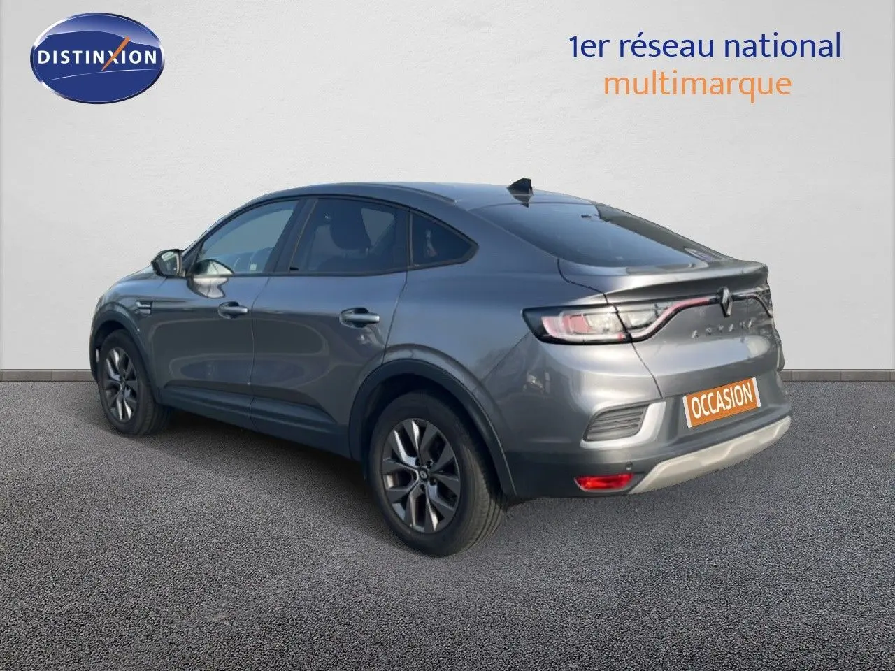 Vue 3/4 arrière droite d'un Renault Arkana gris satin métal 2025 avec feux LED et ligne de toit plongeante.