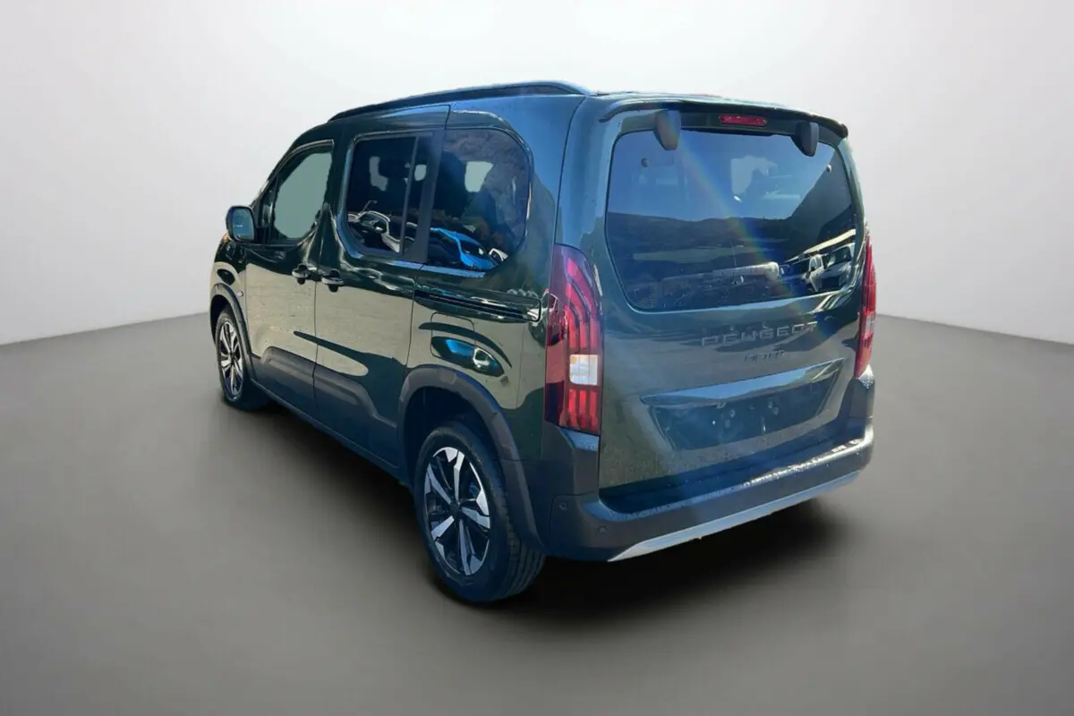Vue 3/4 arrière droite du Peugeot Rifter 2025 vert Sirkka avec jantes alu et vitres surteintées.