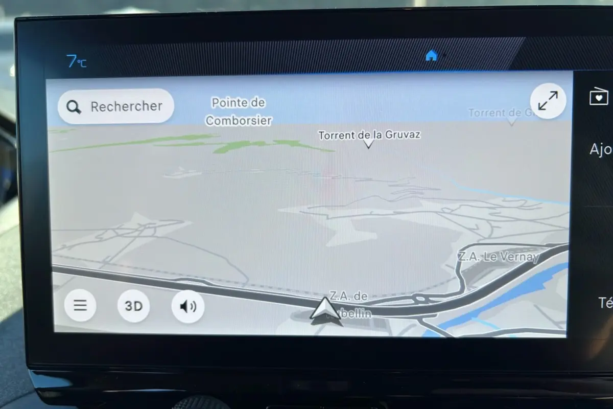 Écran tactile de navigation GPS 10 pouces du Peugeot Rifter 2025 affichant une carte en mode 3D.