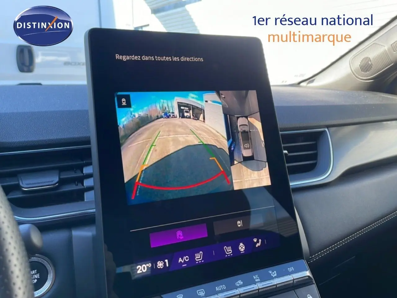 Écran central tactile montrant la caméra 360° dans l’habitacle d’une Renault Symbioz bleu Iron Metal, vue de côté droit.