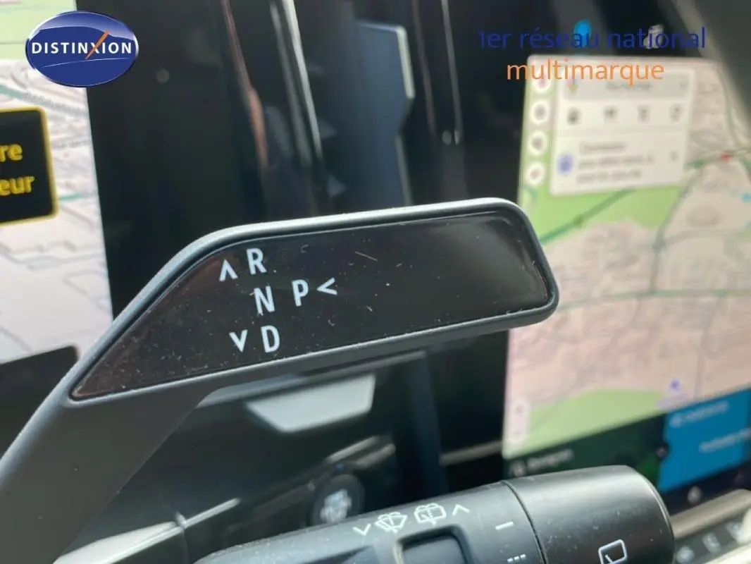 Gros plan sur la commande de boîte automatique et l’écran tactile GPS du Renault Espace gris 2024.