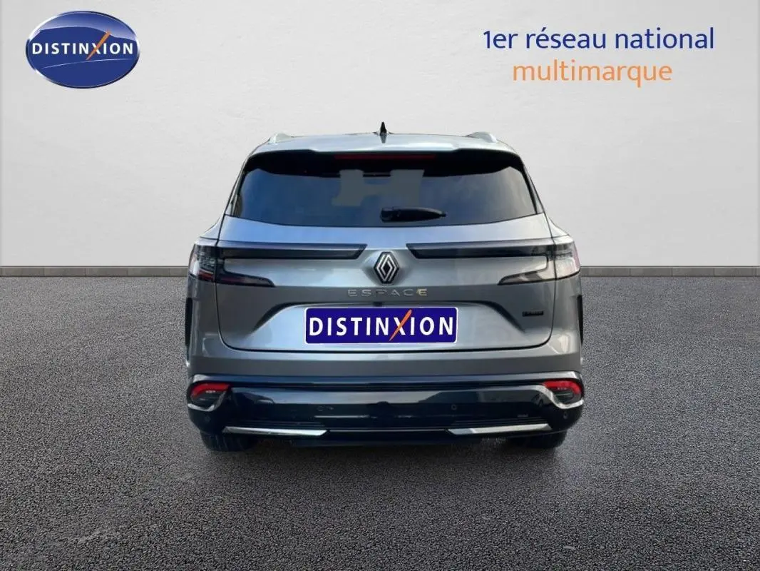 Vue arrière d'un Renault Espace gris 2024 avec barres de toit et feux arrière LED distinctifs.