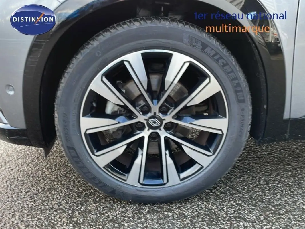 Gros plan sur la jante aluminium noire et argentée du côté avant droit d’un Renault Espace gris 2024.