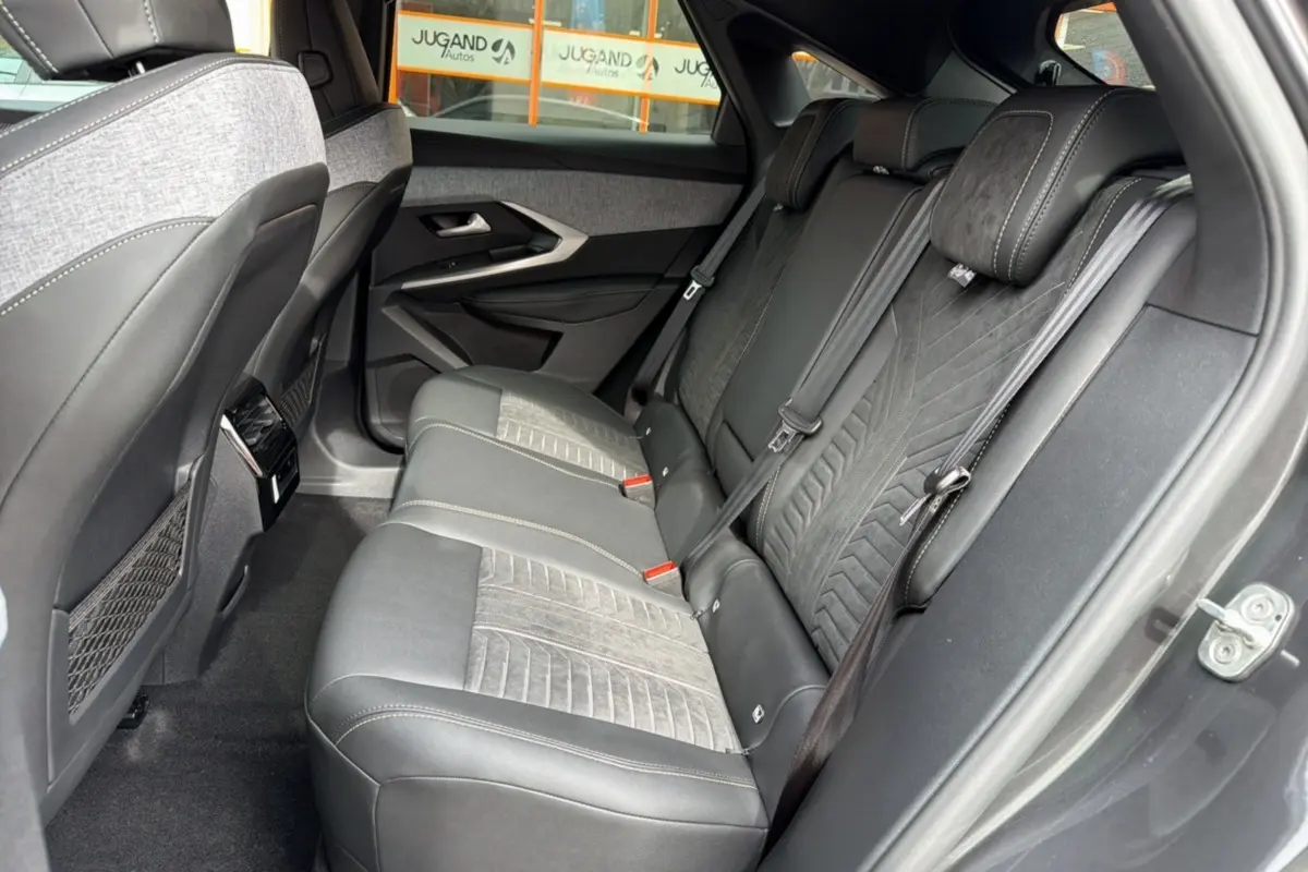 Vue latérale droite de la banquette arrière en cuir et alcantara gris du Peugeot 3008 Hybrid 145 GT 2025.