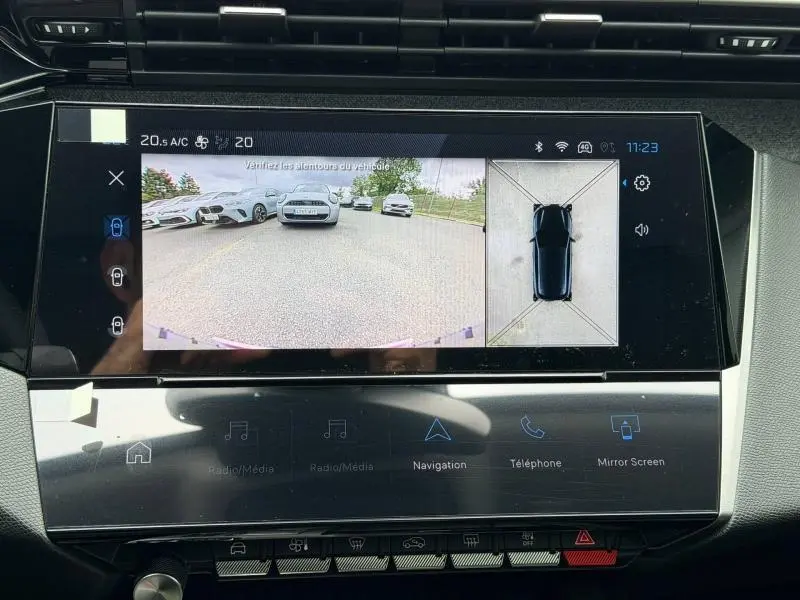Écran tactile intérieur de la Peugeot 308 blanc Okénite montrant la caméra de recul et vue 360° du véhicule.