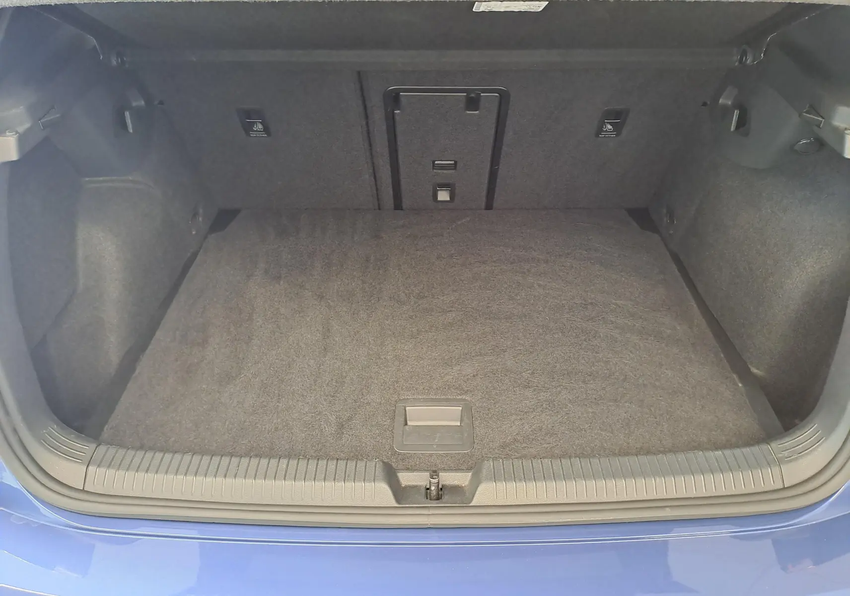 Vue plongeante sur le coffre vide d'une Volkswagen Golf 1.5 eTSI 150 Bleu Anémone avec intérieur noir.