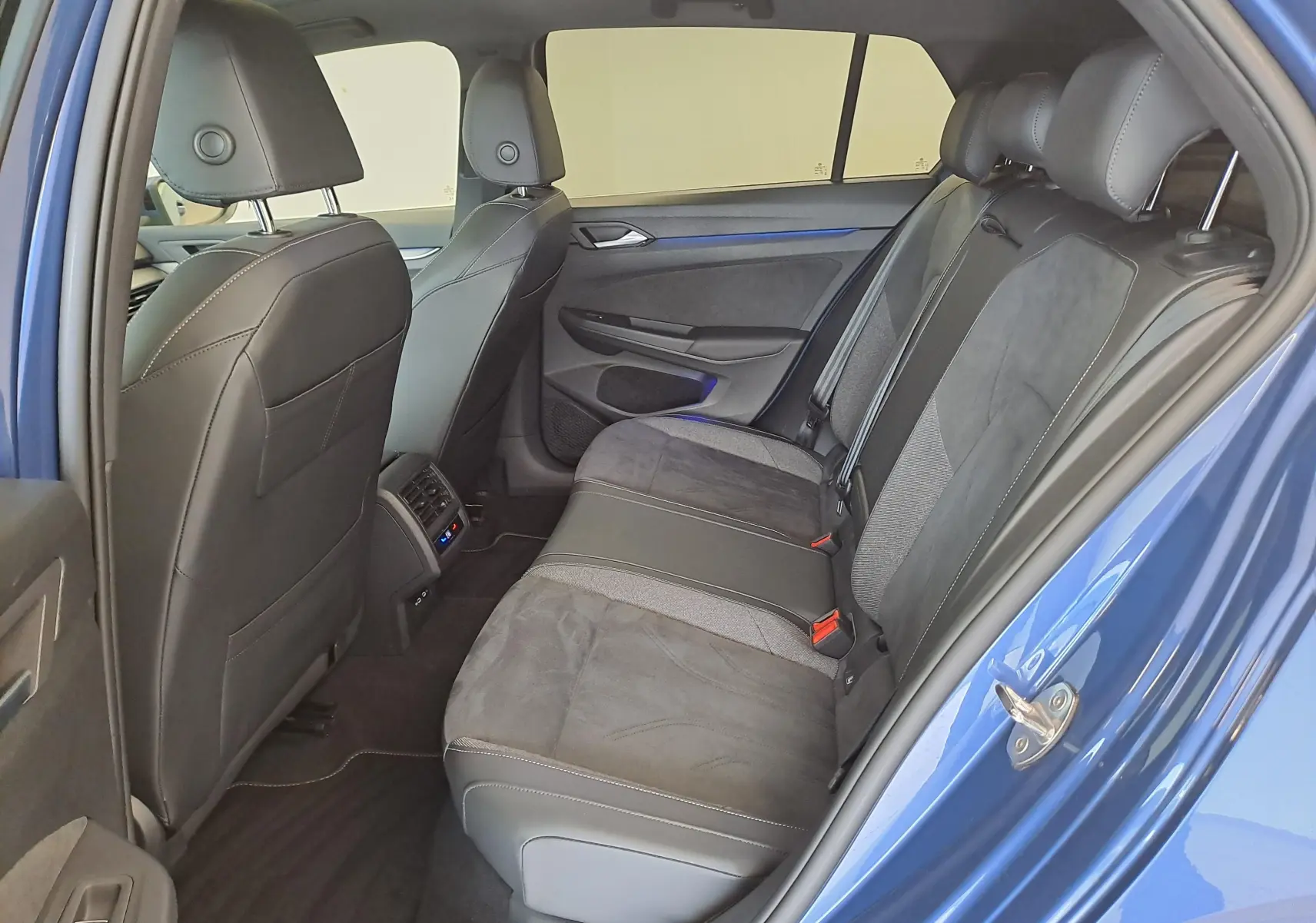 Vue intérieure arrière côté droit de la Volkswagen Golf 1.5 eTSI 150 DSG7 Edition 50 en Bleu Anémone avec sellerie mixte tissu et cuir.