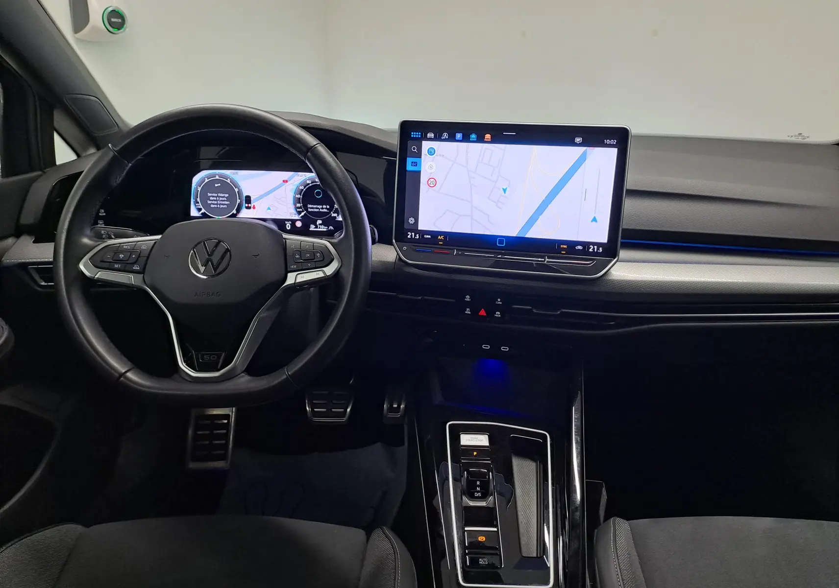 Vue intérieure avant de la Volkswagen Golf 1.5 eTSI 150 DSG7 avec tableau de bord numérique et écran tactile central.