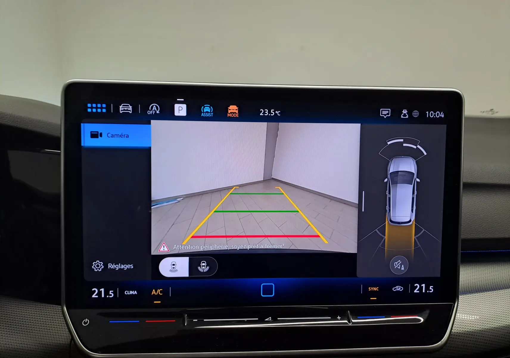 Écran tactile intérieur montrant la caméra de recul et l’aide au stationnement de la Volkswagen Golf 2024.