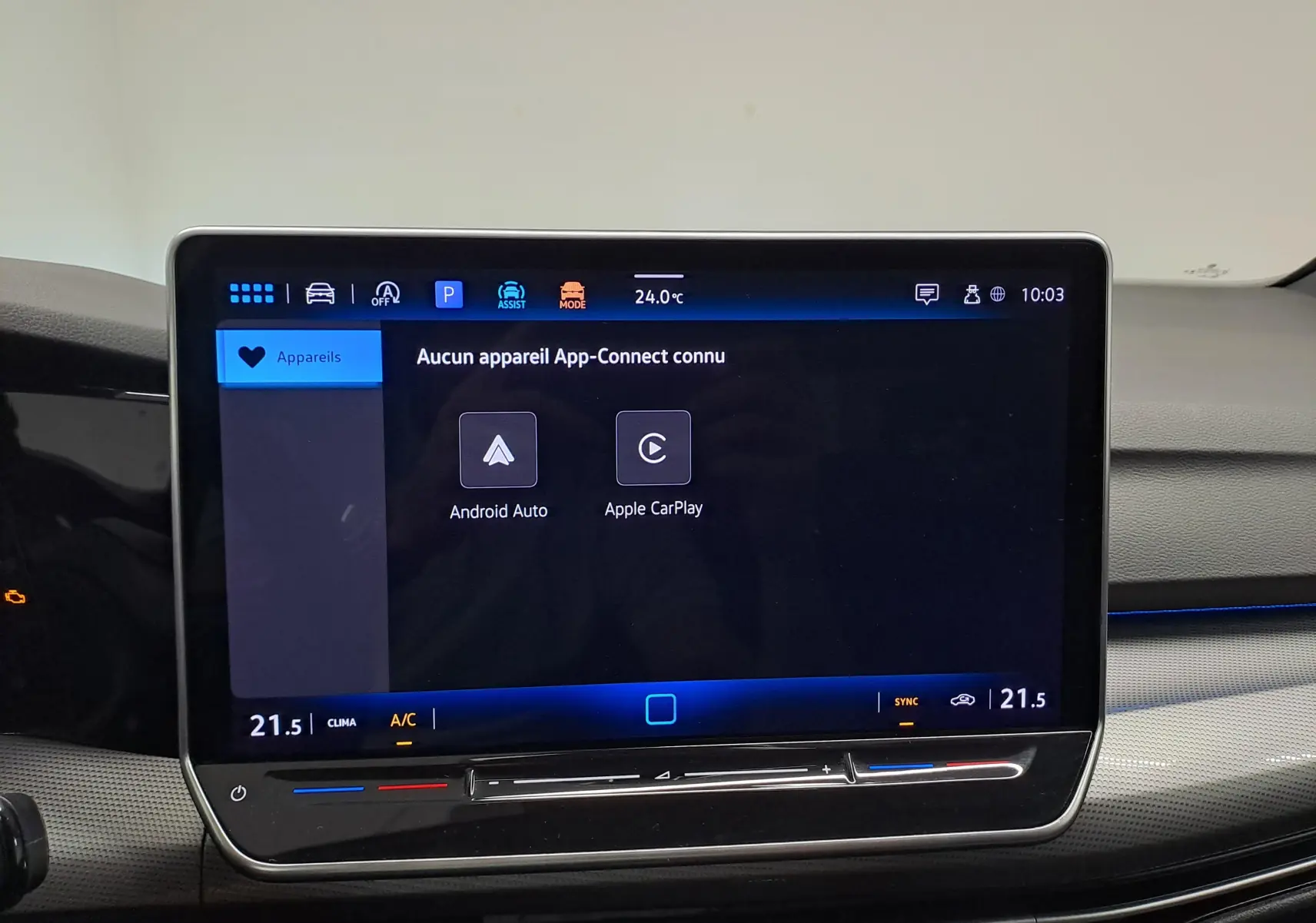 Écran tactile central de la Volkswagen Golf 2024 affichant les options Android Auto et Apple CarPlay, avec commandes climatisation.