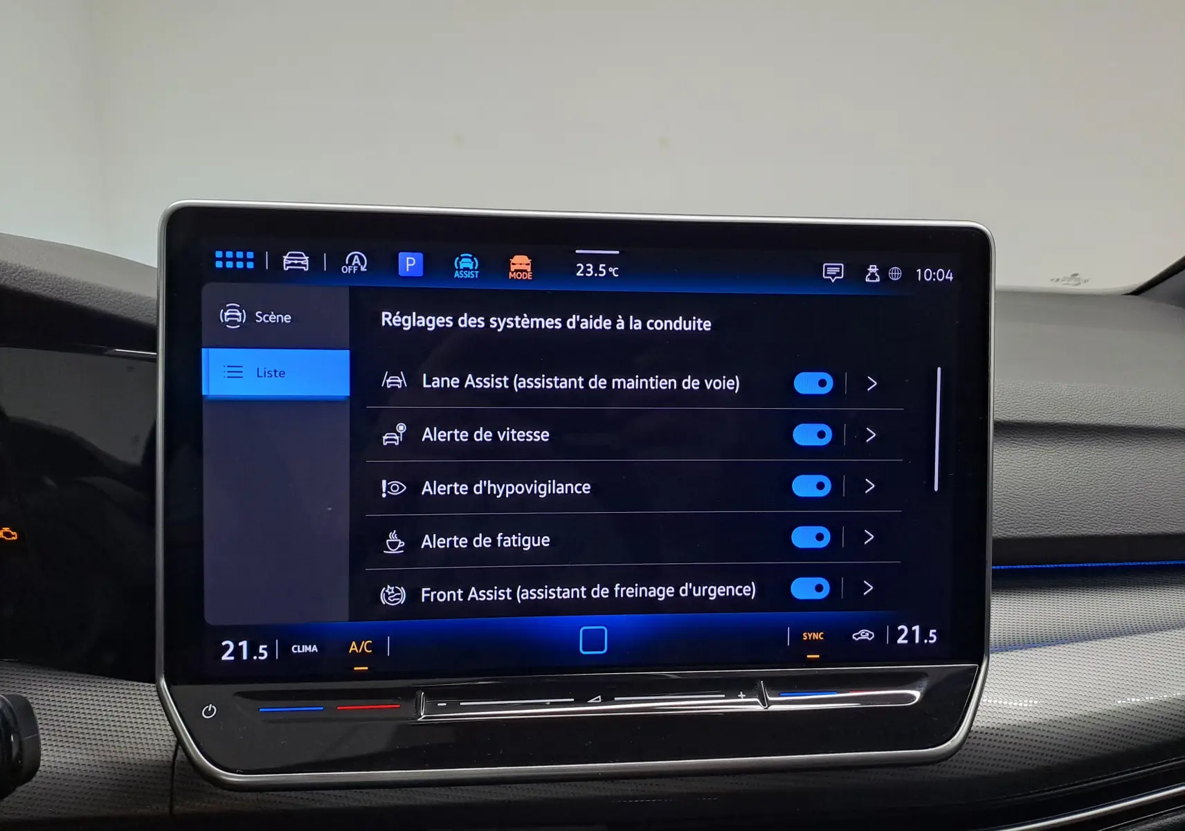 Écran tactile central affichant les réglages d'aide à la conduite dans une Volkswagen Golf 1.5 eTSI 150 DSG7 Bleu Anémone.