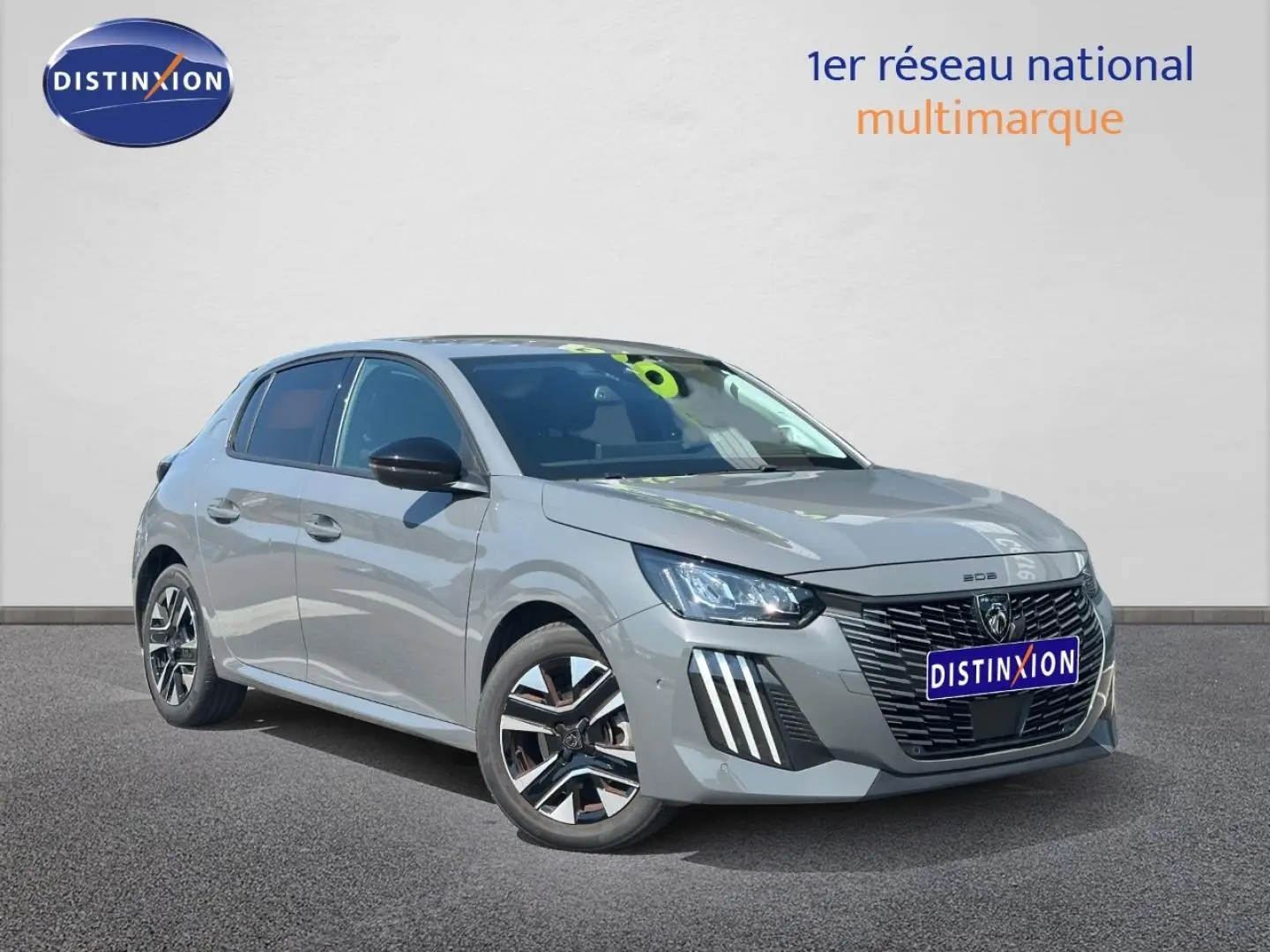 PEUGEOT 208 gris Selenium en 3/4 avant droit, avec calandre noire et jantes alliage distinctives.