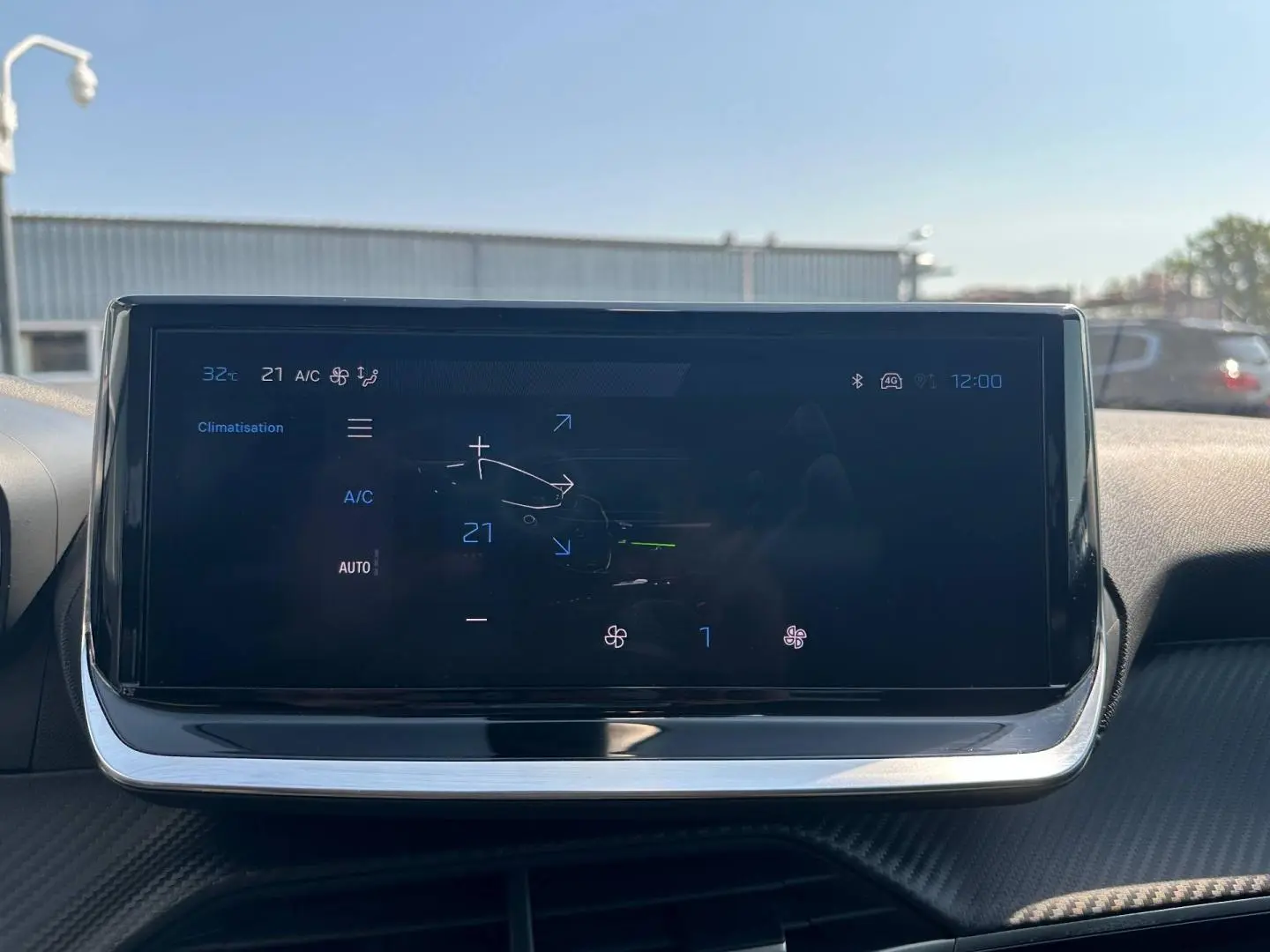 Écran tactile central affichant la climatisation dans l’habitacle d’une Peugeot 208 1.2 100ch Allure 2025.
