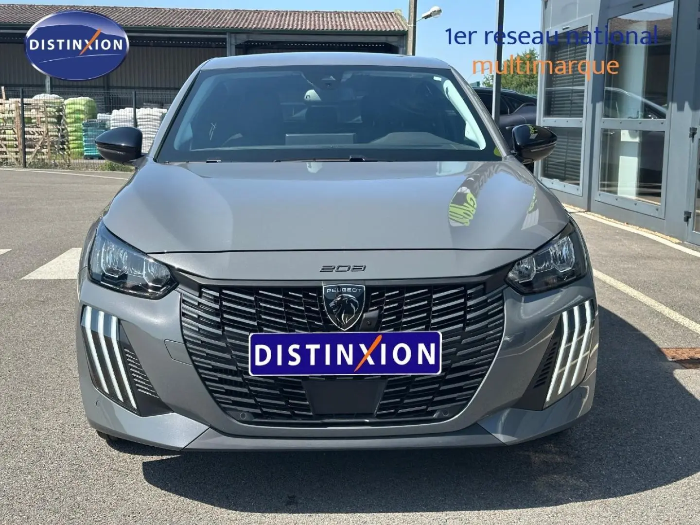 Vue avant d'une Peugeot 208 gris Selenium avec calandre noire et feux LED verticaux distinctifs.