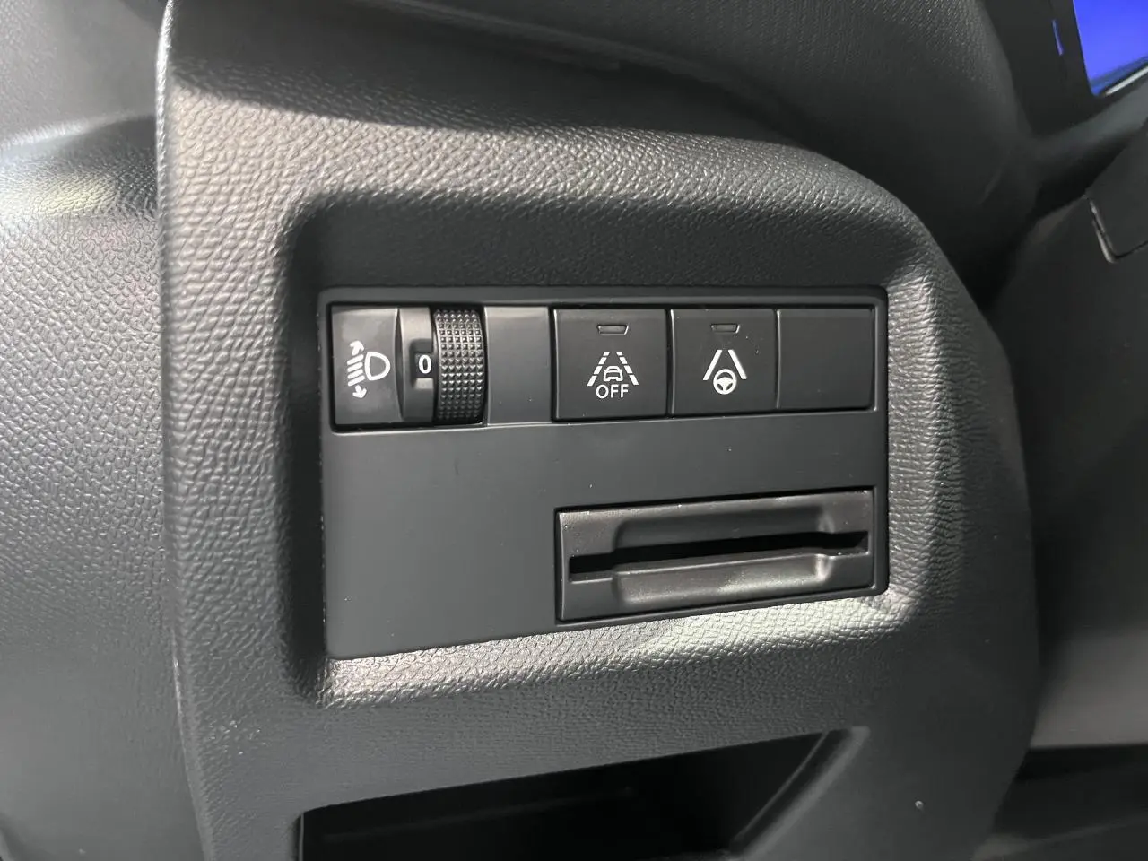 Détail des commandes d’aide à la conduite sur tableau de bord noir du Citroën C5 Aircross gris platinium.