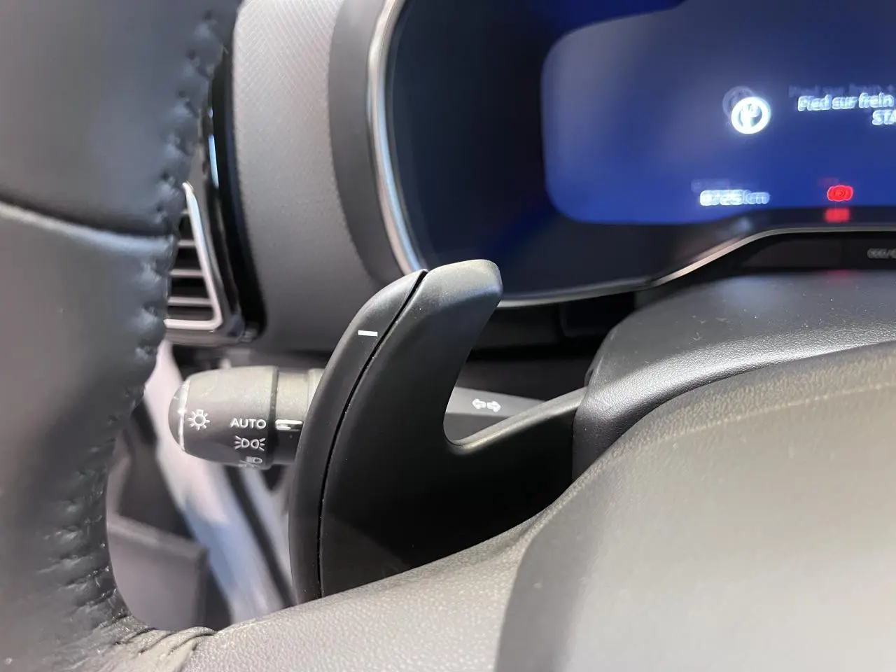 Gros plan sur la palette de changement de vitesse noire côté droit du volant du Citroën C5 Aircross gris platinium.