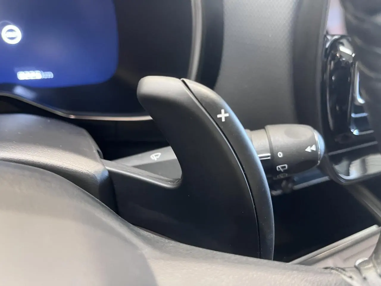 Gros plan sur la palette de changement de vitesse + au volant d'une Citroën C5 Aircross 2025 gris platinium.
