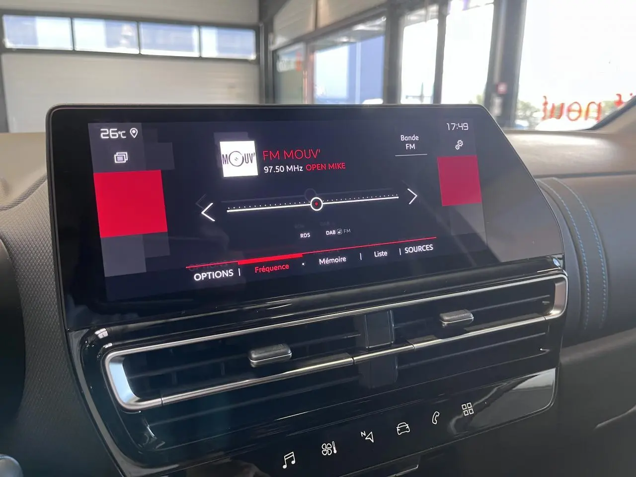 Écran tactile central du tableau de bord du Citroën C5 Aircross gris platinium, vue intérieure frontale.