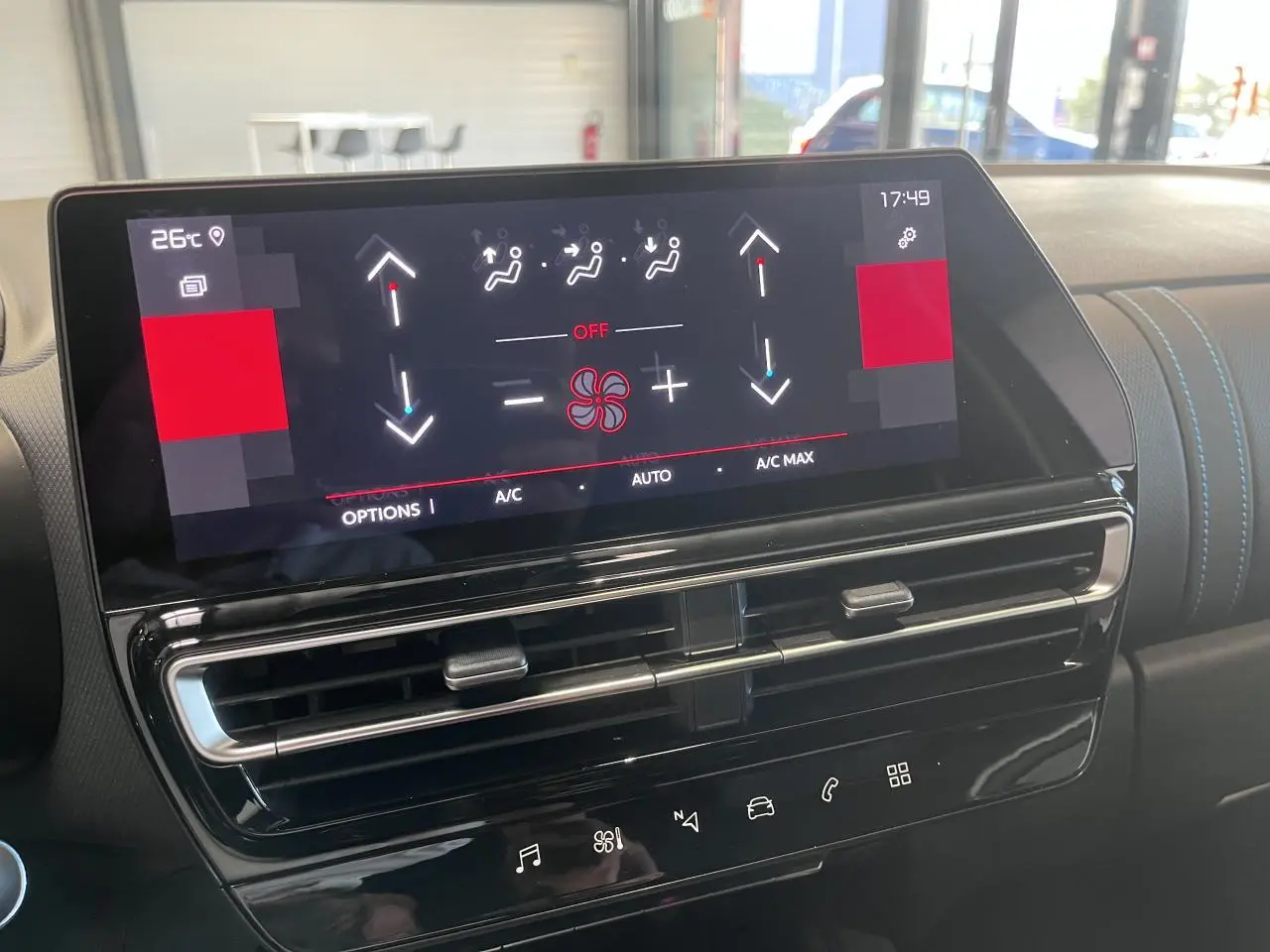 Gros plan sur l’écran tactile et les aérateurs du tableau de bord noir du Citroën C5 Aircross gris platinium.