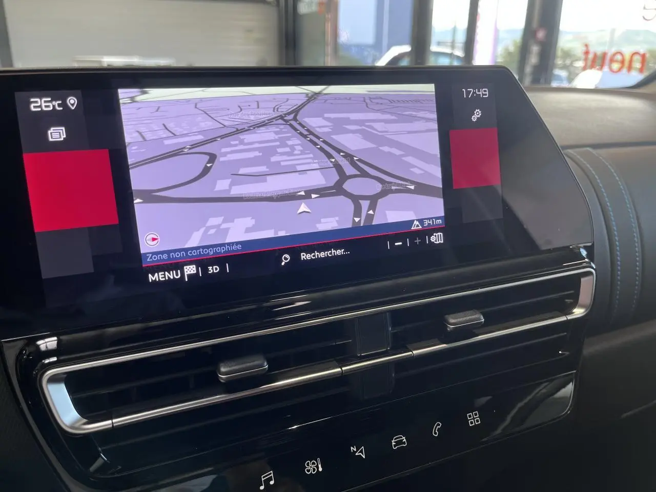 Gros plan sur l'écran tactile central et les aérateurs noirs brillants du tableau de bord du Citroën C5 Aircross gris platinium.