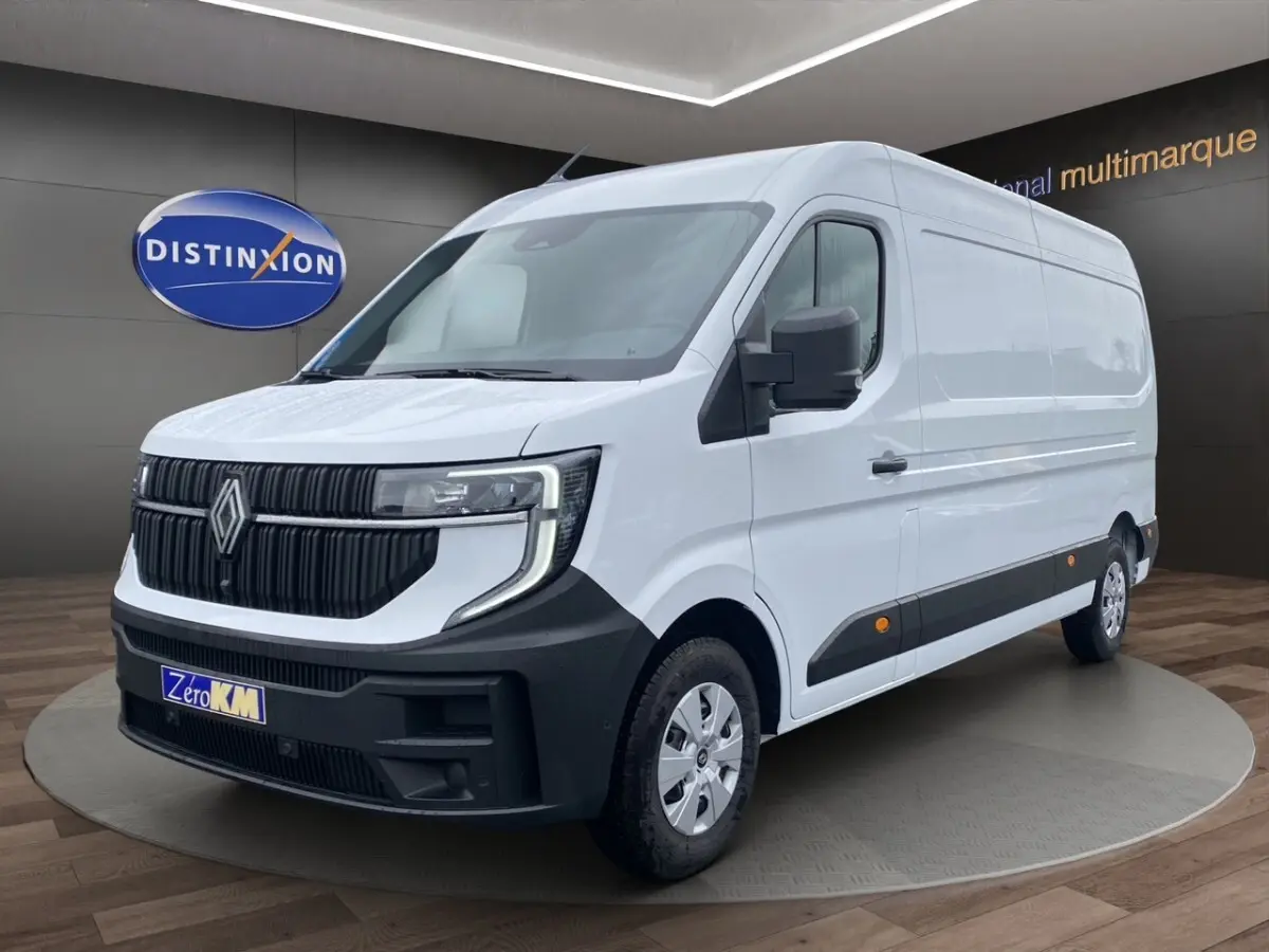 Renault Master blanc en 3/4 avant droit, avec calandre noire et feux LED caractéristiques visibles.