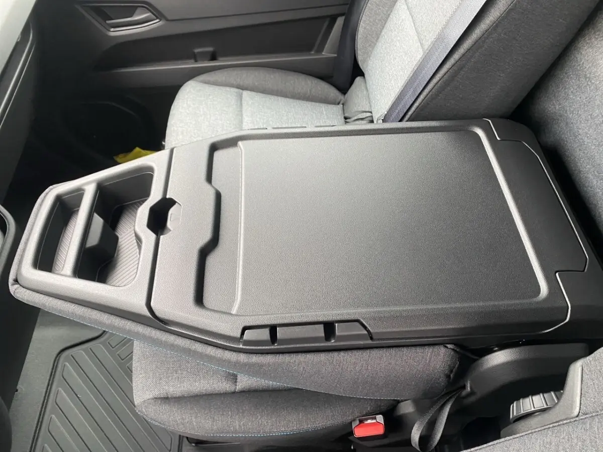 Vue rapprochée de la console centrale noire et des sièges gris à l'intérieur du Renault Master FG L3H2 2026.