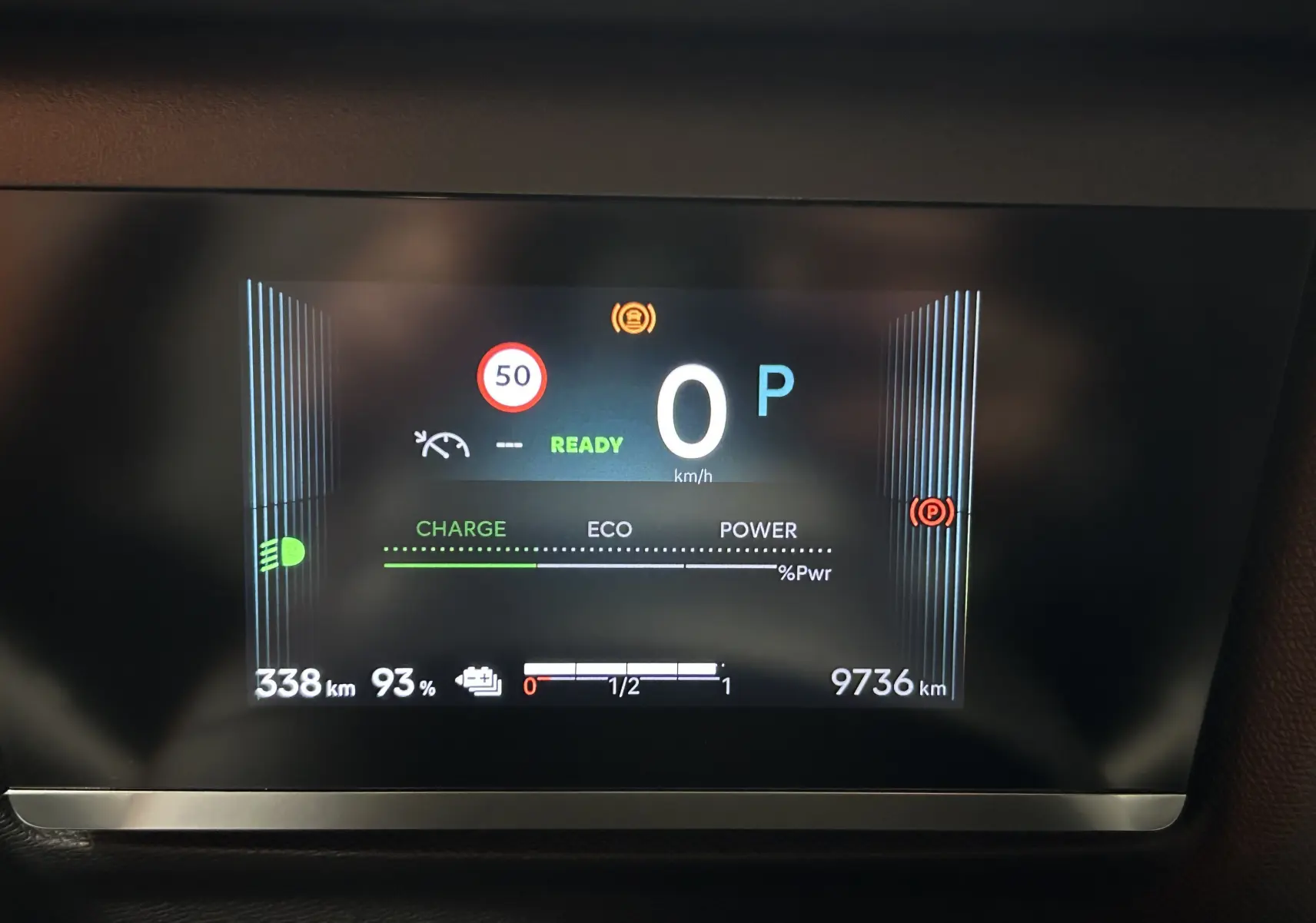 Tableau de bord numérique de Citroën E-C4 2025 montrant vitesse à 0 km/h et autonomie batterie à 338 km.