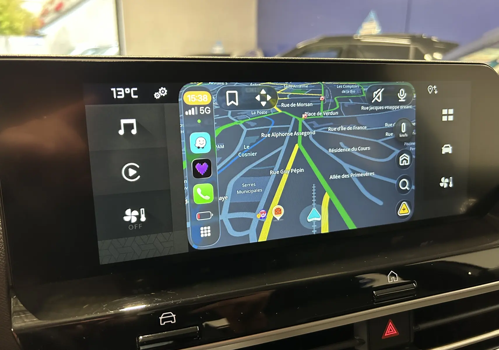 Écran tactile central du tableau de bord du Citroën E-C4 2025 affichant la navigation et les commandes multimédia.