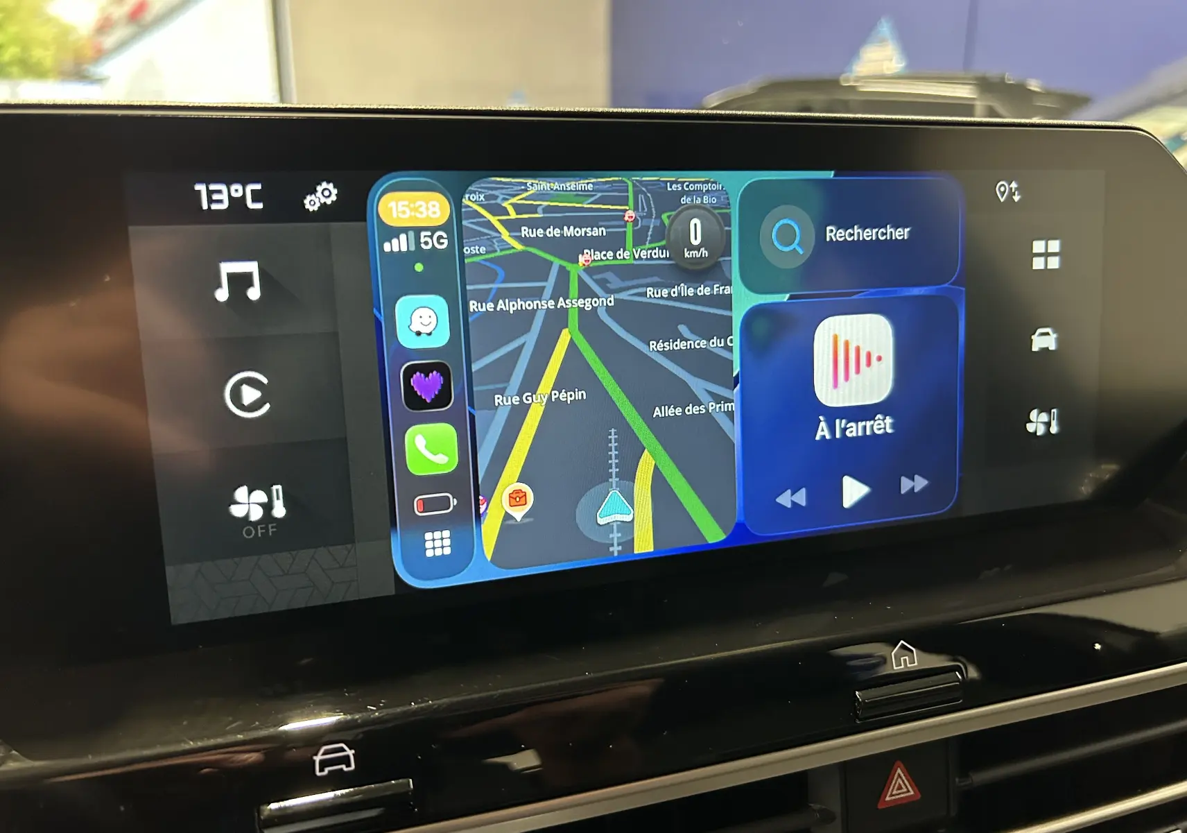 Écran tactile central du tableau de bord du Citroën E-C4 2025, affichant navigation et applications connectées.