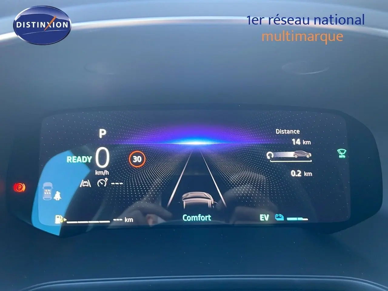 Tableau de bord numérique du Renault Captur E-Tech blanc nacré, affichant la vitesse et l'autonomie en mode confort.