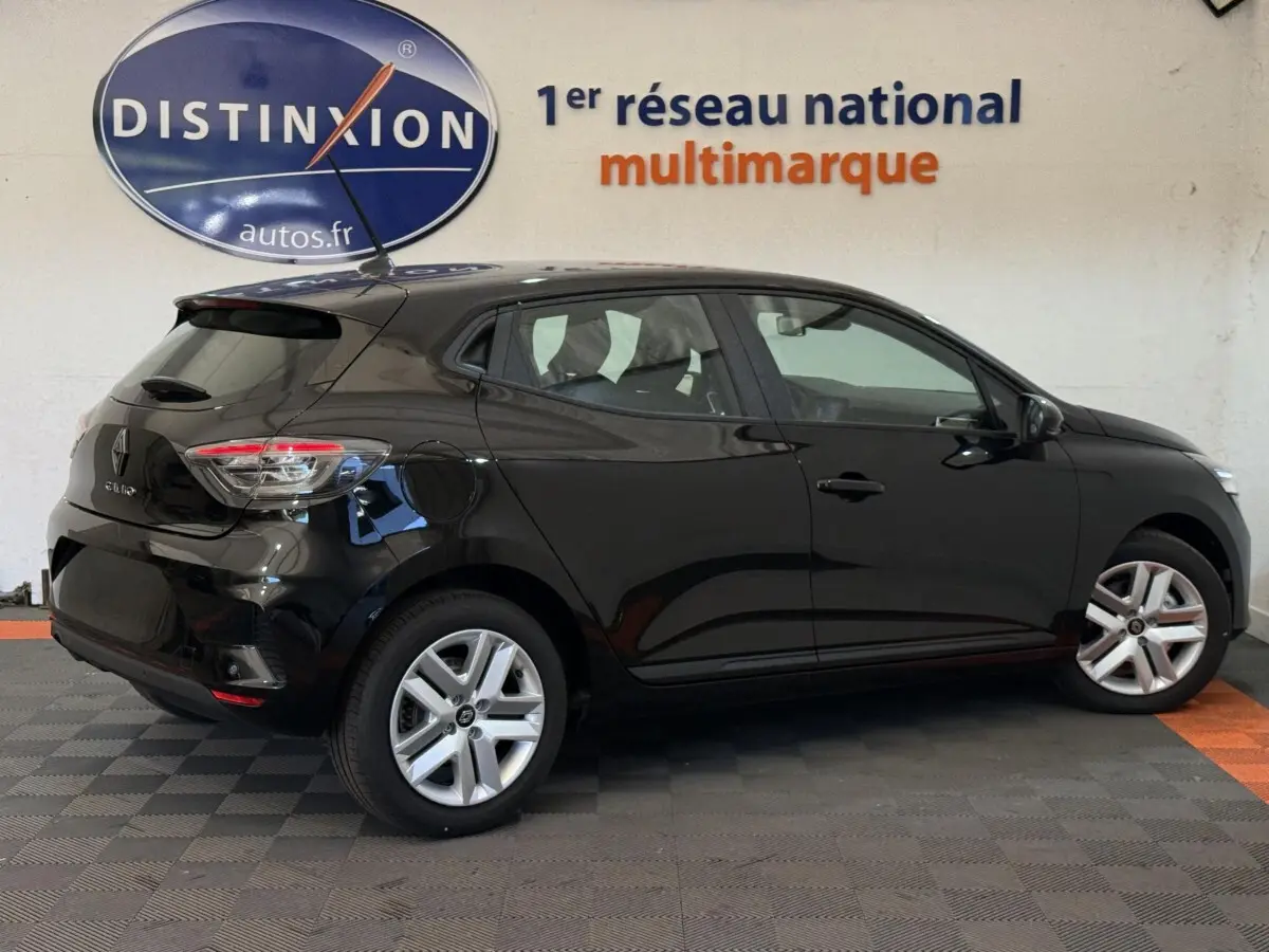 Profil côté droit d'une Renault Clio noire Evolution Blue dCi 100 de 2025, avec jantes alliage et feux arrière LED.