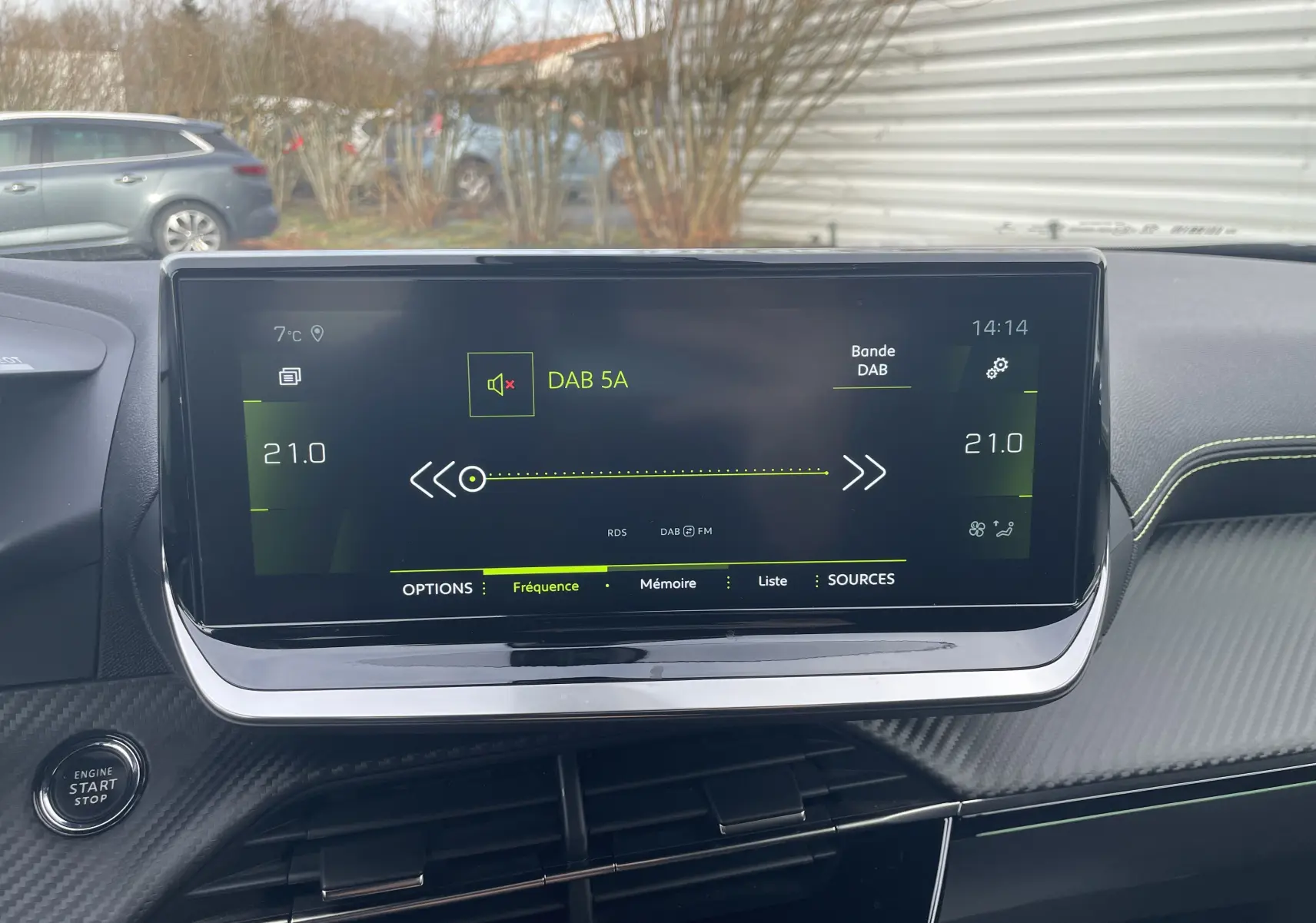 Écran tactile central du tableau de bord d'une Peugeot 2008 gris Artense, affichant la radio DAB en intérieur.