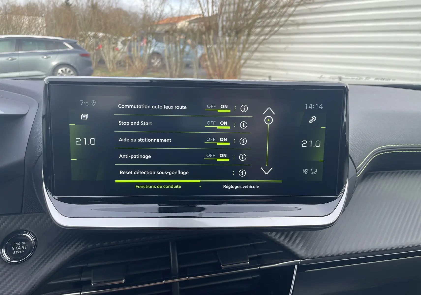 Écran tactile central du Peugeot 2008 gris Artense, affichant les réglages d’aides à la conduite en intérieur.