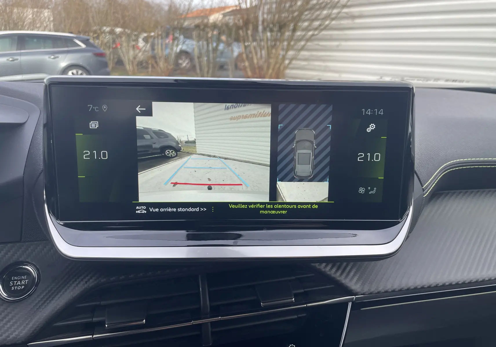 Affichage de la caméra de recul et capteurs sur l’écran central du Peugeot 2008 gris Artense, vue intérieure du tableau de bord.