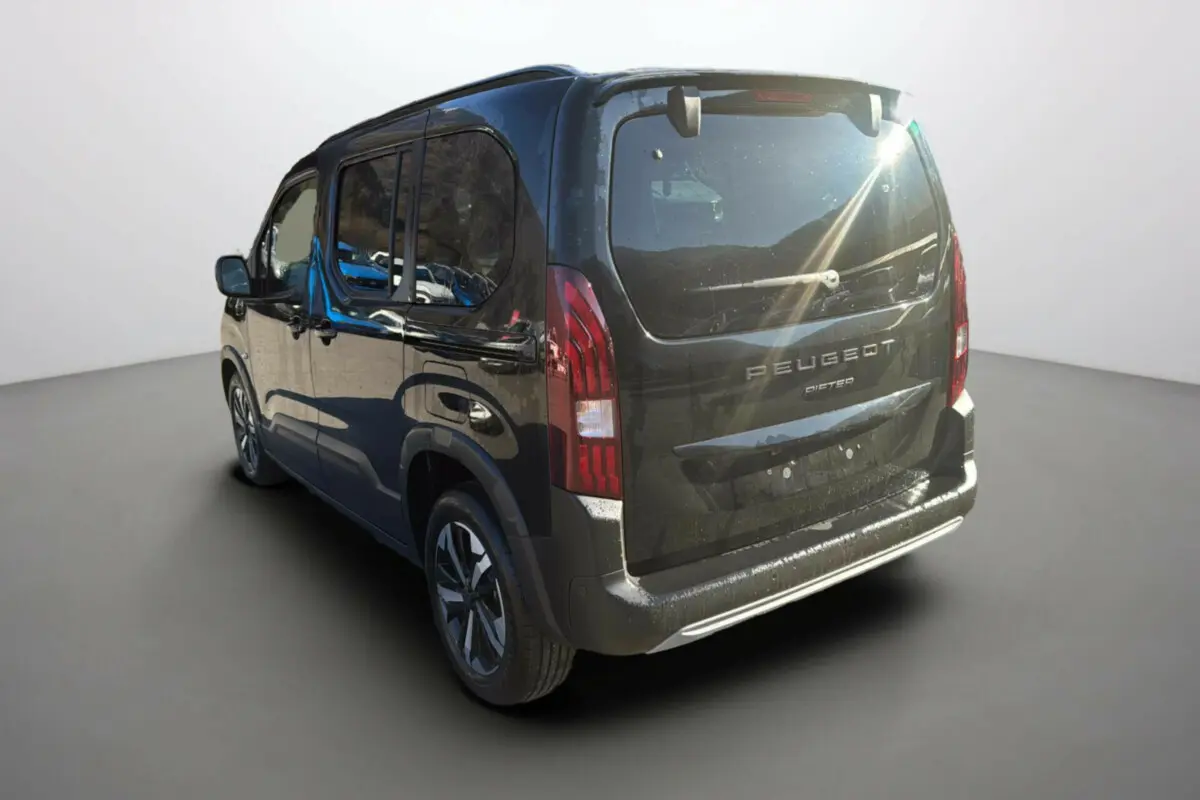 Vue 3/4 arrière droite du Peugeot Rifter noir perla nera avec vitres surteintées et jantes alliage 17 pouces.