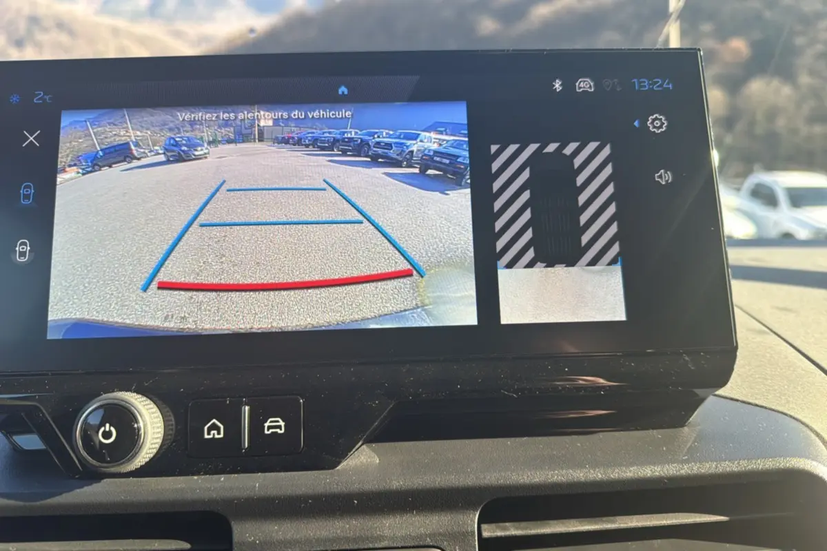 Écran tactile intérieur du Peugeot Rifter 2025 affichant la caméra de recul avec guidage de trajectoire.