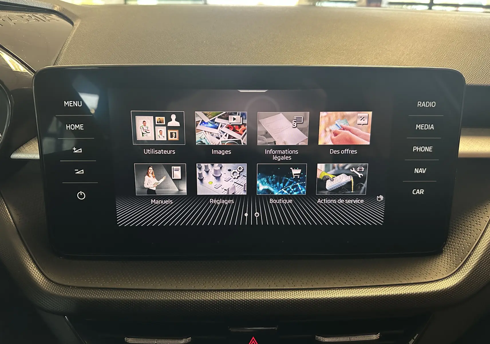 Écran tactile central du tableau de bord de la Skoda Fabia 2023 Ambition gris argent, affichant le menu principal.