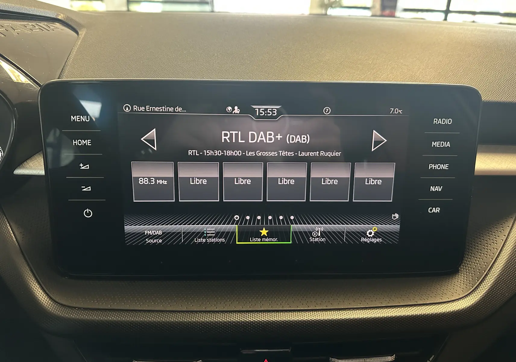 Écran tactile central du tableau de bord de la Skoda Fabia Ambition 2023, affichant la radio DAB+ en mode station.