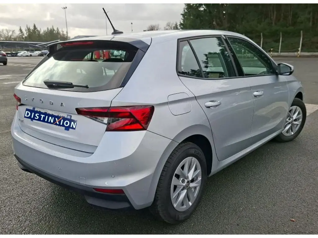 Vue 3/4 arrière droite d'une Skoda Fabia Ambition gris argent 2023 avec feux arrière LED et jantes alliage.