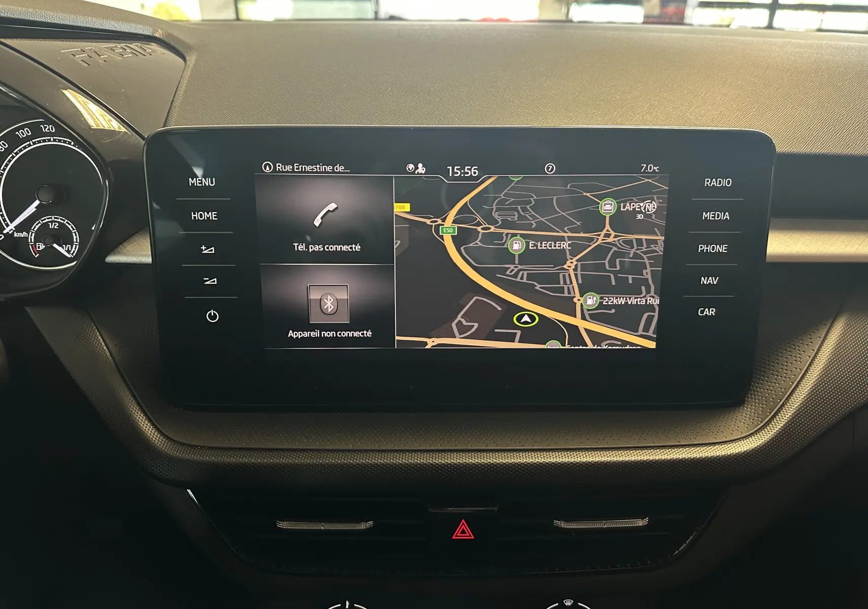 Écran tactile central du tableau de bord de la Skoda Fabia 2023 gris argent, affichant la navigation et les options multimédia.