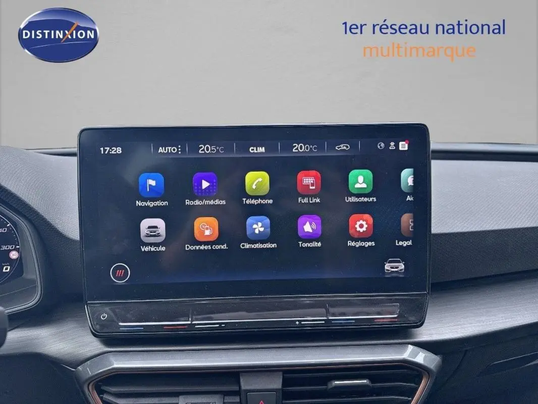 Écran tactile central du tableau de bord de la CUPRA Leon ST gris, affichant les options de navigation et climatisation.