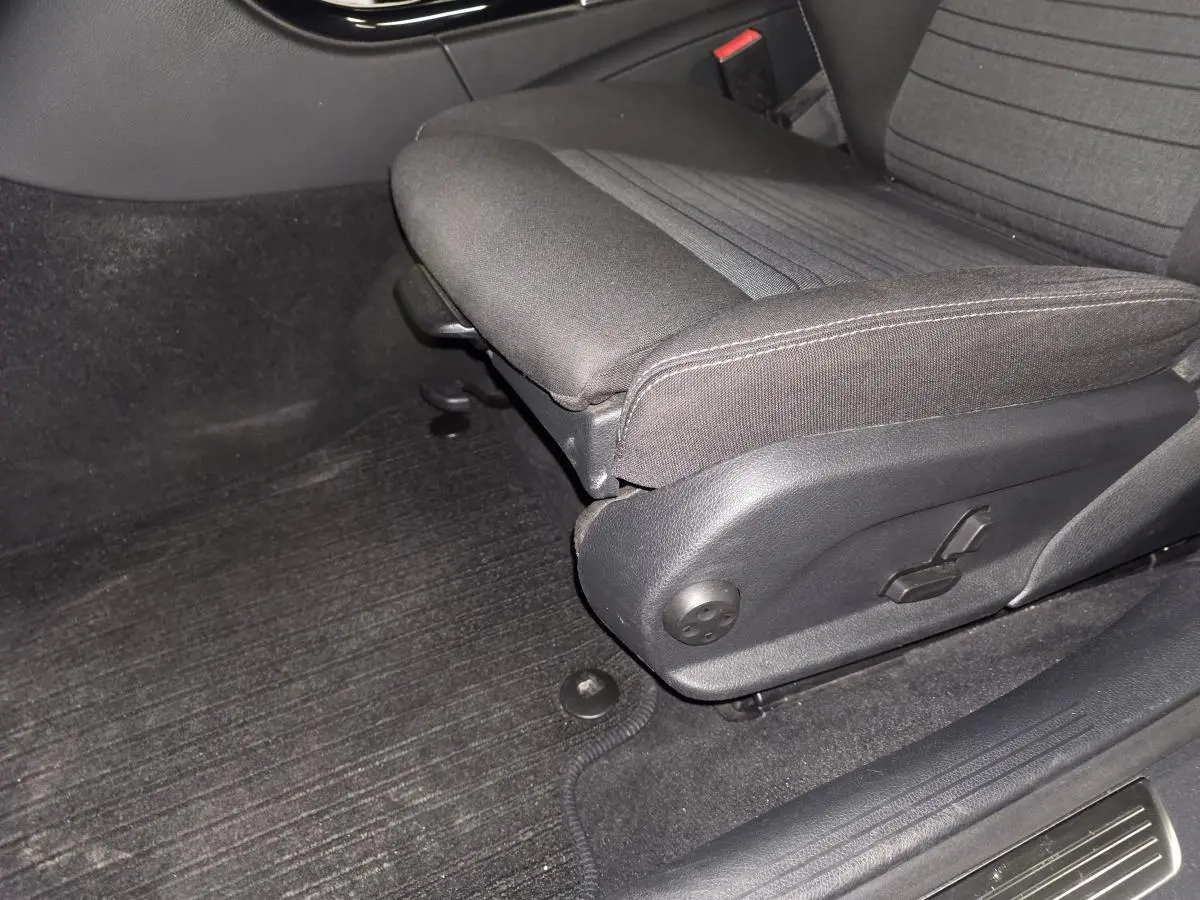 Gros plan sur le siège conducteur en tissu gris foncé de la Mercedes Classe C 200 d, côté gauche intérieur.