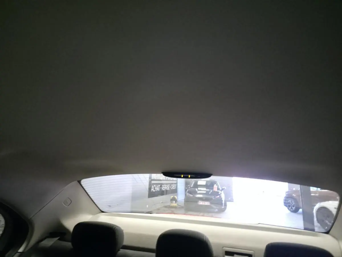 Vue arrière intérieure de la Mercedes Classe C 200 d Business 2018, montrant les appuie-têtes et la lunette arrière.