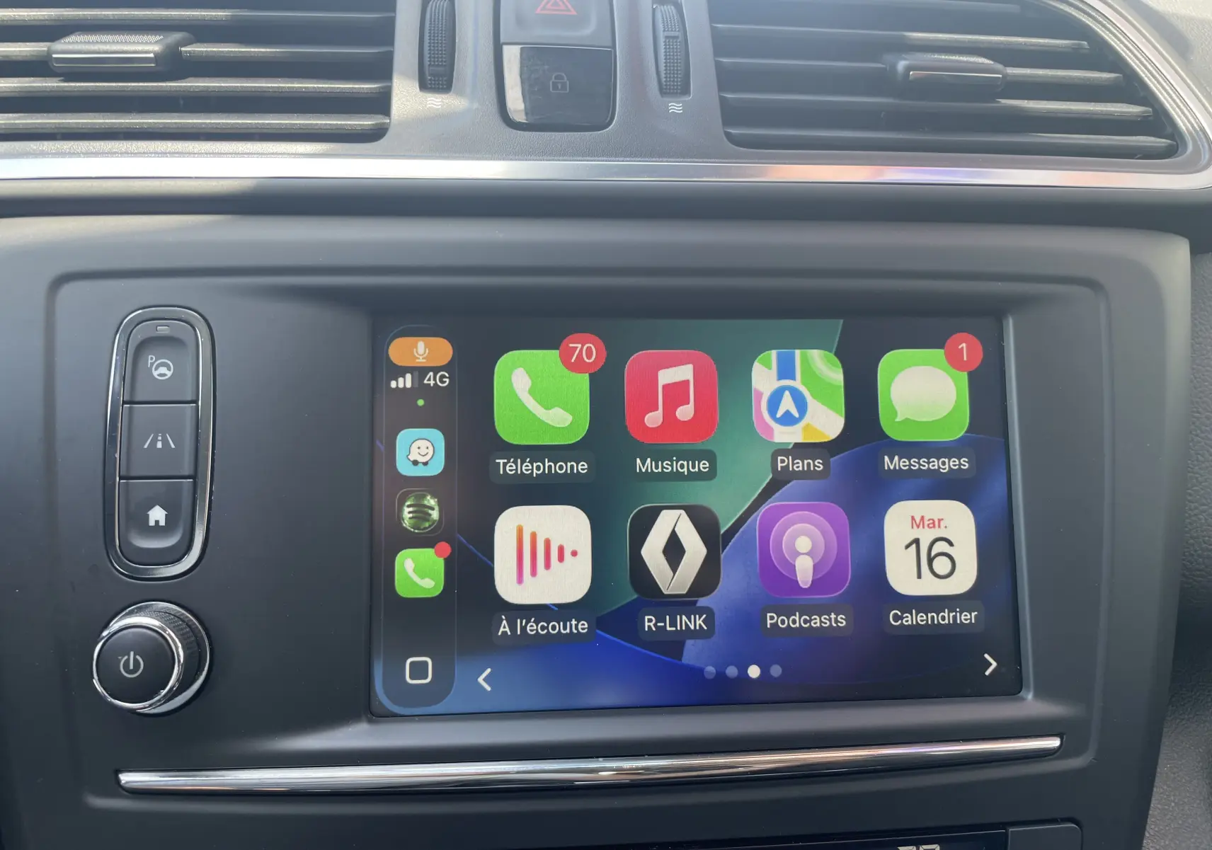 Vue rapprochée de l’écran tactile central du Renault Kadjar 2018, affichant l’interface R-LINK avec icônes colorées.