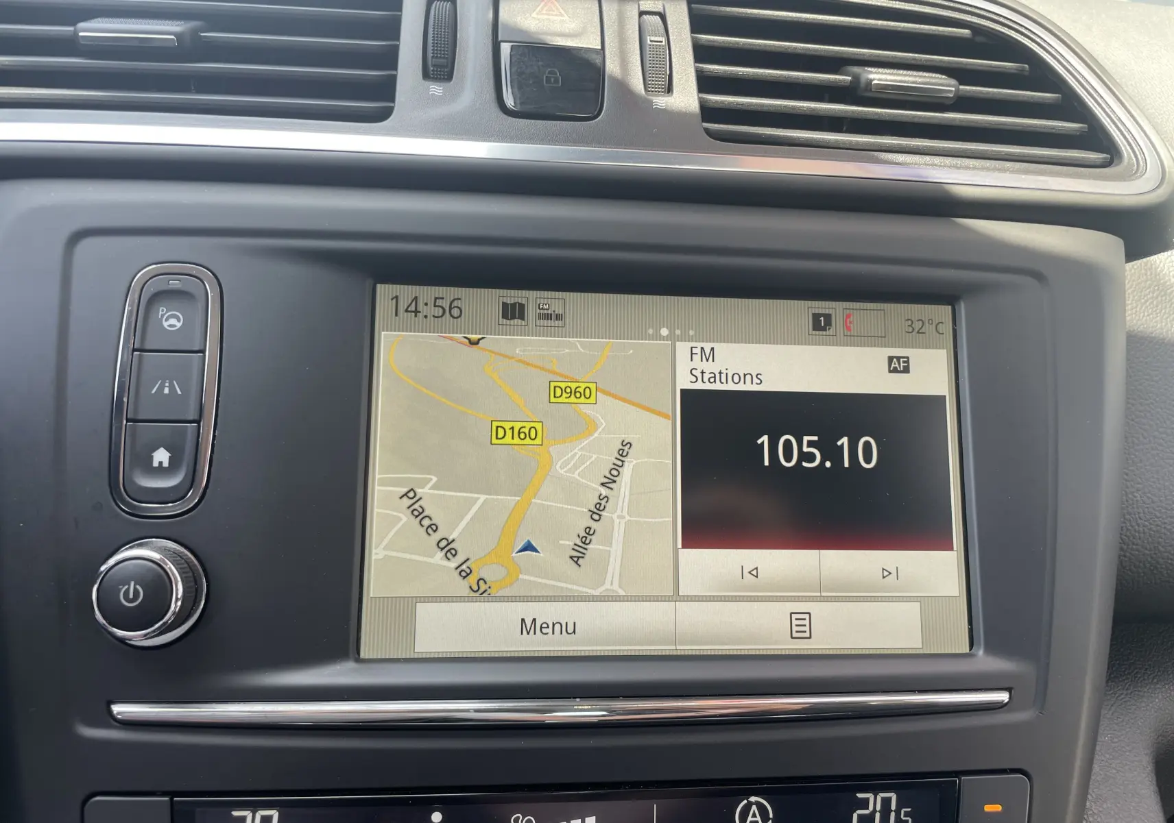 Vue rapprochée de l’écran central tactile du Renault Kadjar 2018 rouge flamme, affichant GPS et radio FM à 105.10 MHz.